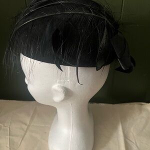 Elegant Vintage Black Feathered Fascinator with Rhinestones